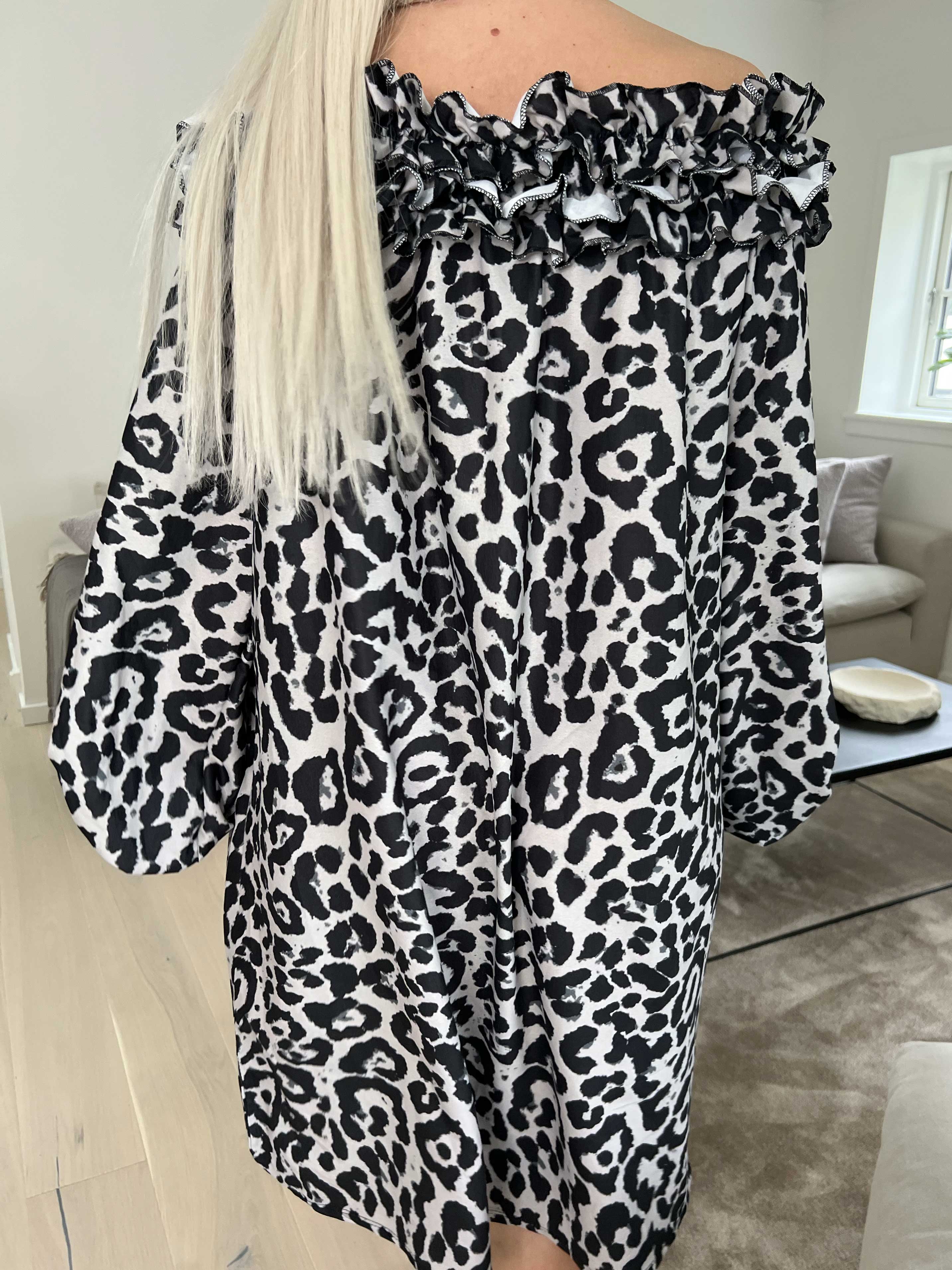 Chili Leo Dress - Kjole i leopardprint med flæser i udskæringen